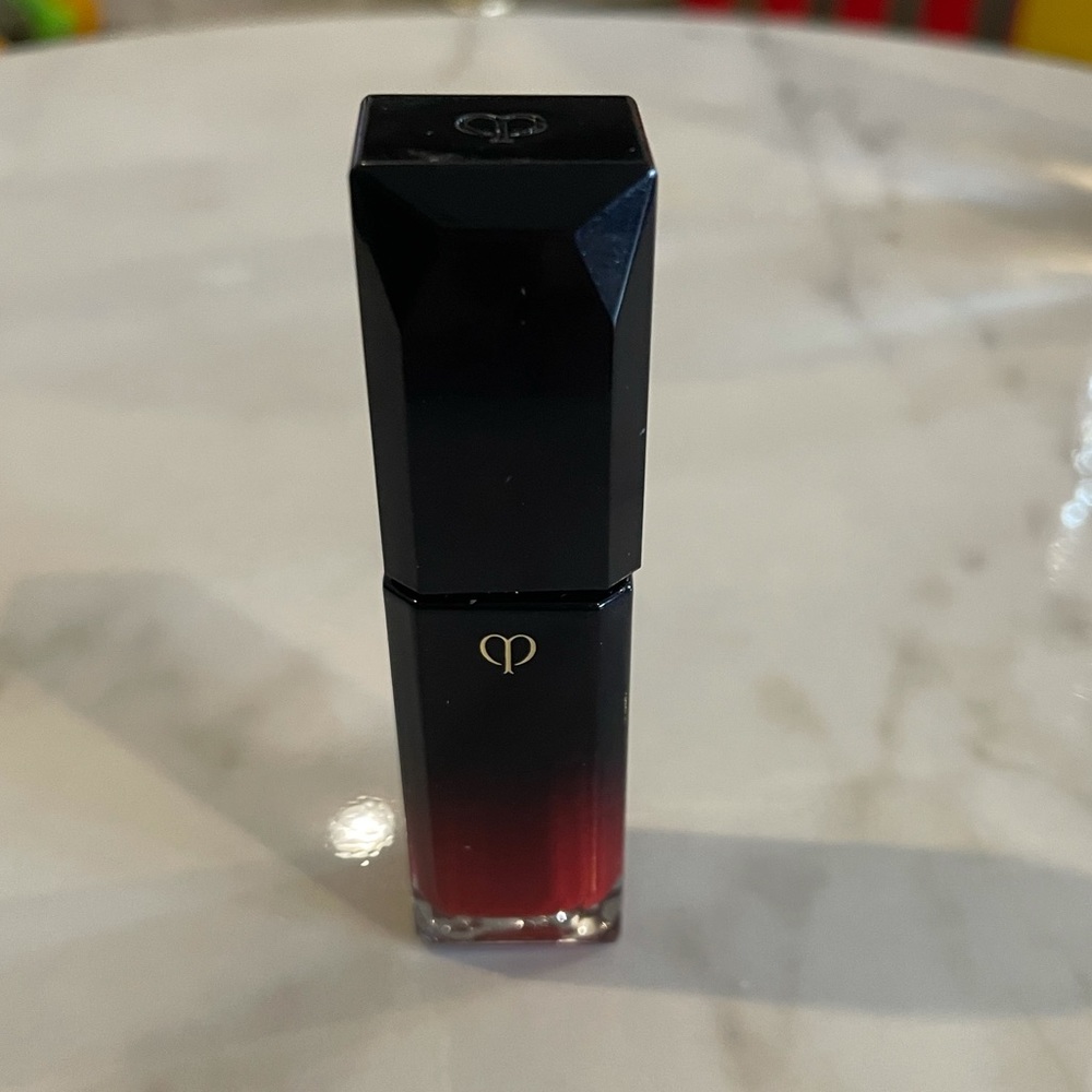 Cle de peau radiant liquid rouge 18 new never used